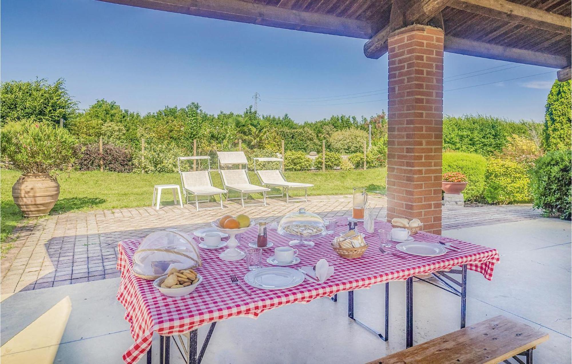 Awesome Home In Ariano Nel Polesine With Kitchen San Basilio Eksteriør billede