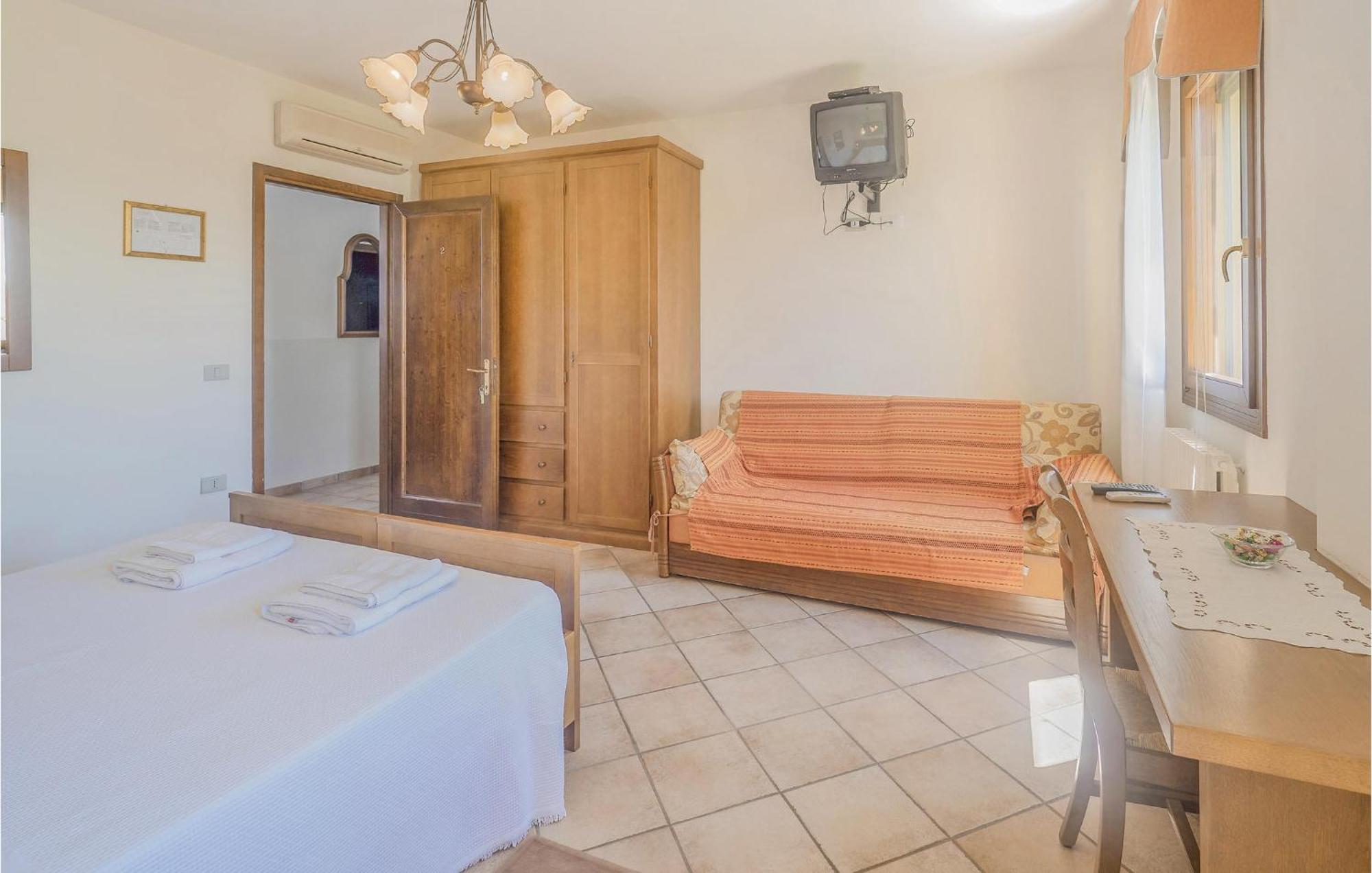 Awesome Home In Ariano Nel Polesine With Kitchen San Basilio Eksteriør billede