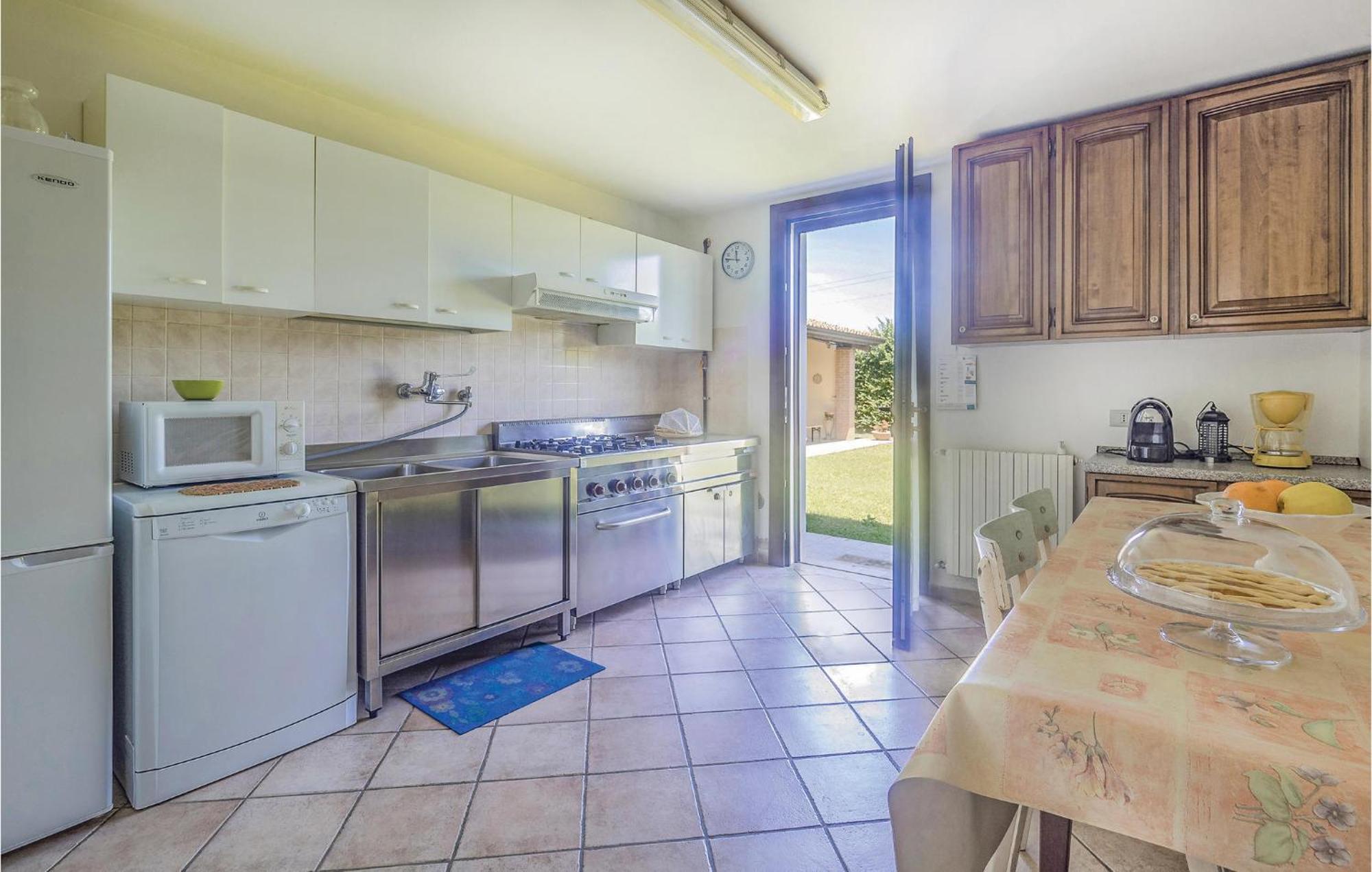 Awesome Home In Ariano Nel Polesine With Kitchen San Basilio Eksteriør billede
